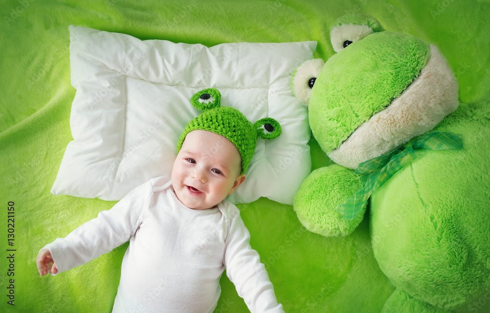 绿色毯子上的婴儿