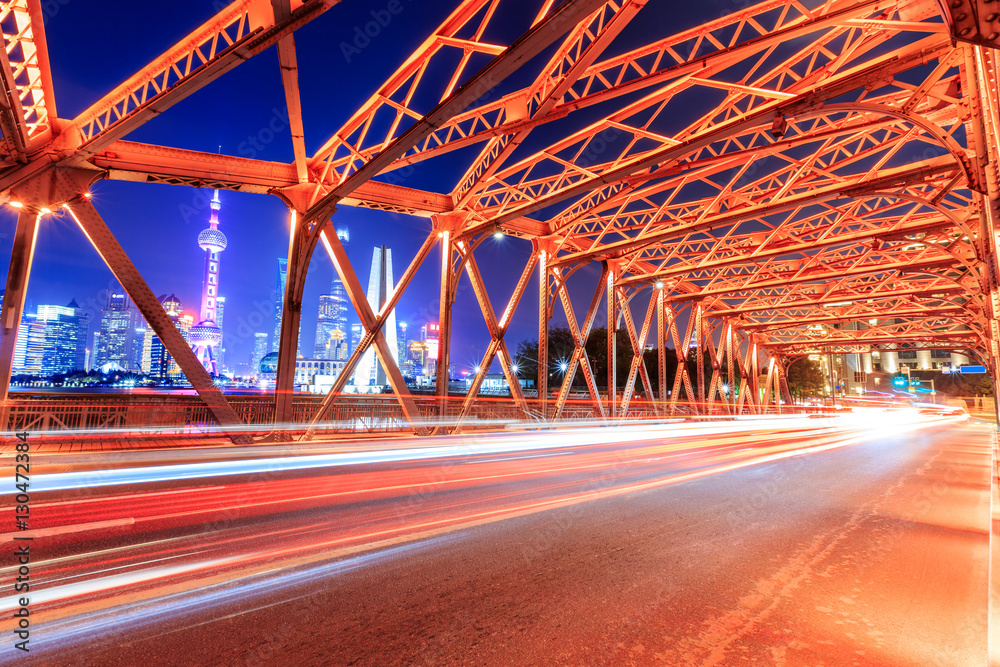 上海花园桥夜间交通