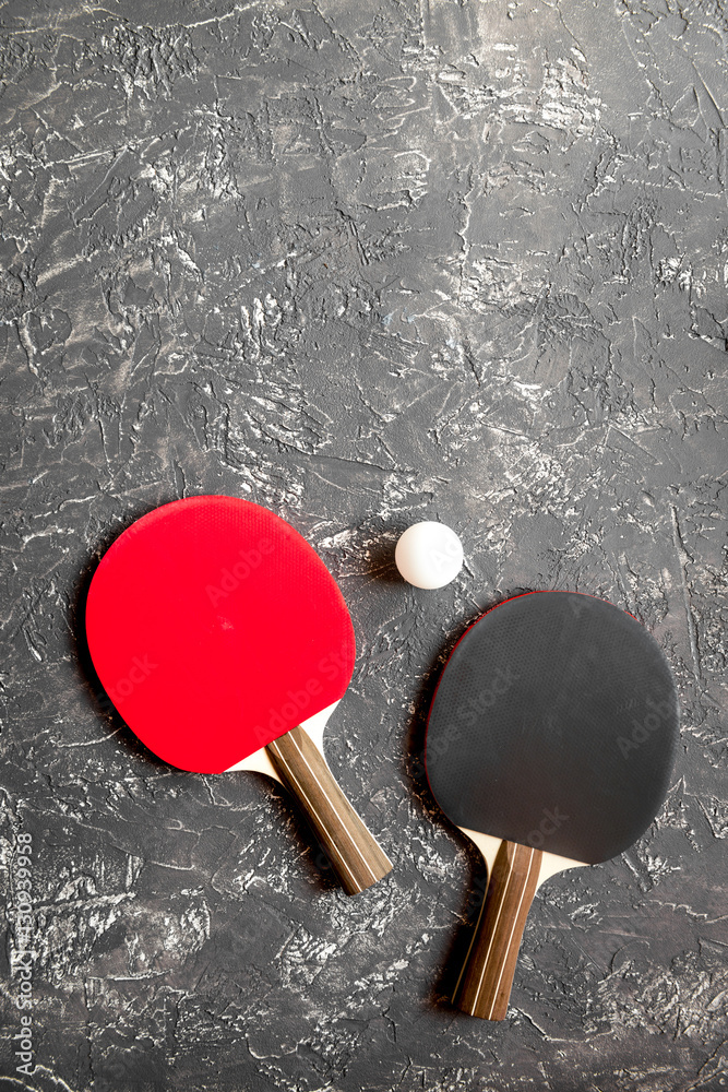 乒乓球用黑色球拍灰色背景俯视图