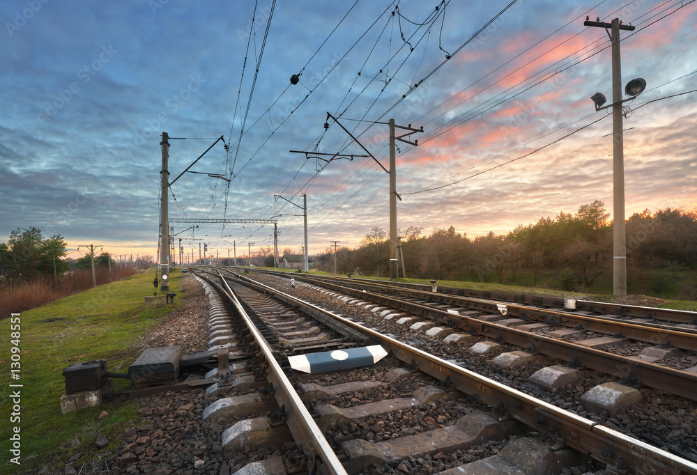 日落时分，火车站映衬着美丽的天空。铁路的工业景观，五颜六色的蓝色