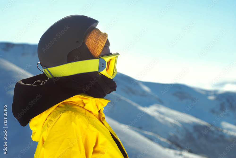 戴着滑雪面罩和防护头盔的女孩
