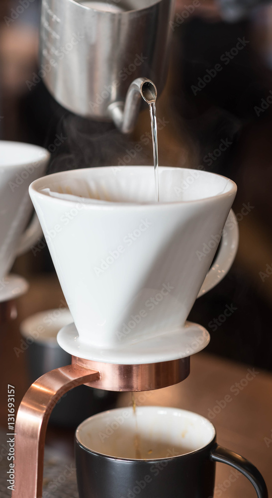 咖啡师滴咖啡的手，用白色滴头，用纸锉成薄片