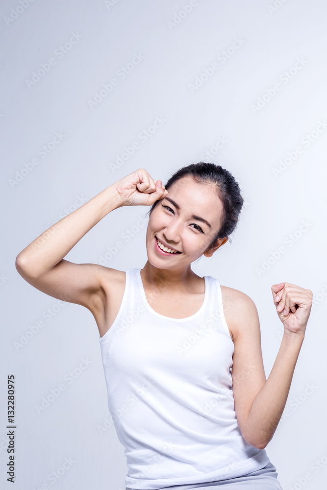美丽的深色头发亚洲女孩穿着白色T恤伸展，放松