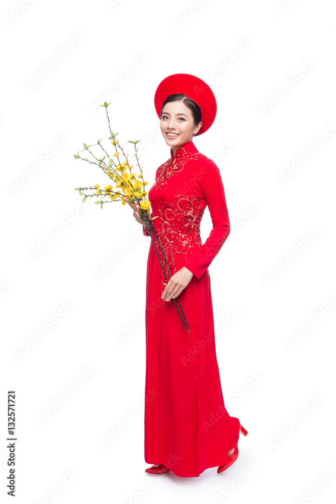 一个穿着传统节日服装的亚洲美女的全长。