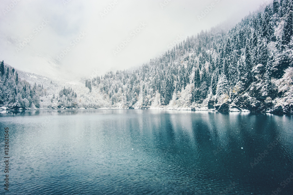 冬季湖泊和白雪皑皑的针叶林景观旅行雾蒙蒙的宁静风景