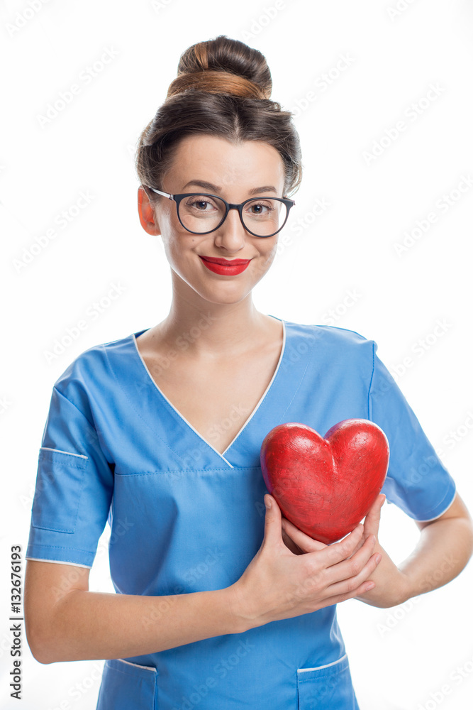 身穿制服的女性心脏病专家手持隔离在白底上的红色心脏