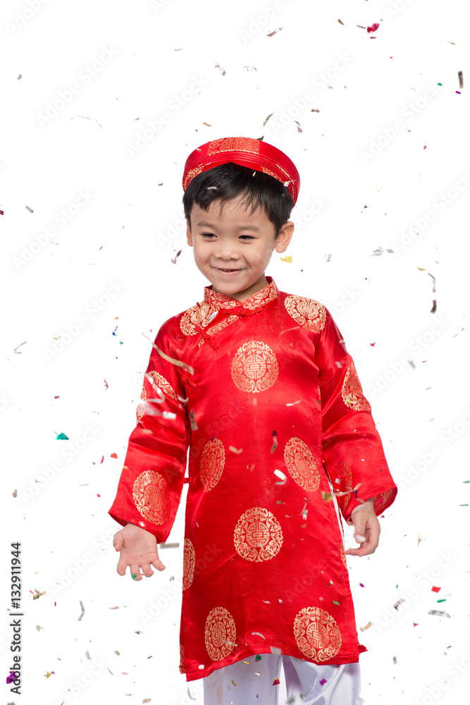快乐的穿着红色衣服的越南男孩敖岱与骗子一起庆祝新年
