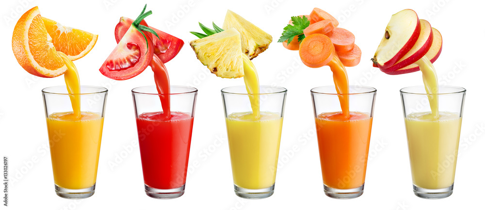 新鲜果汁从水果和蔬菜中倒入玻璃隔离液