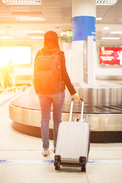女旅客在机场空无一人的行李提取处等行李
