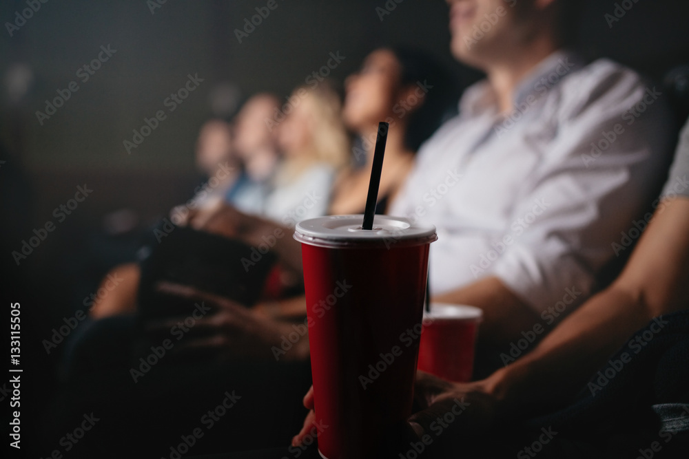 电影院里喝软饮料的人