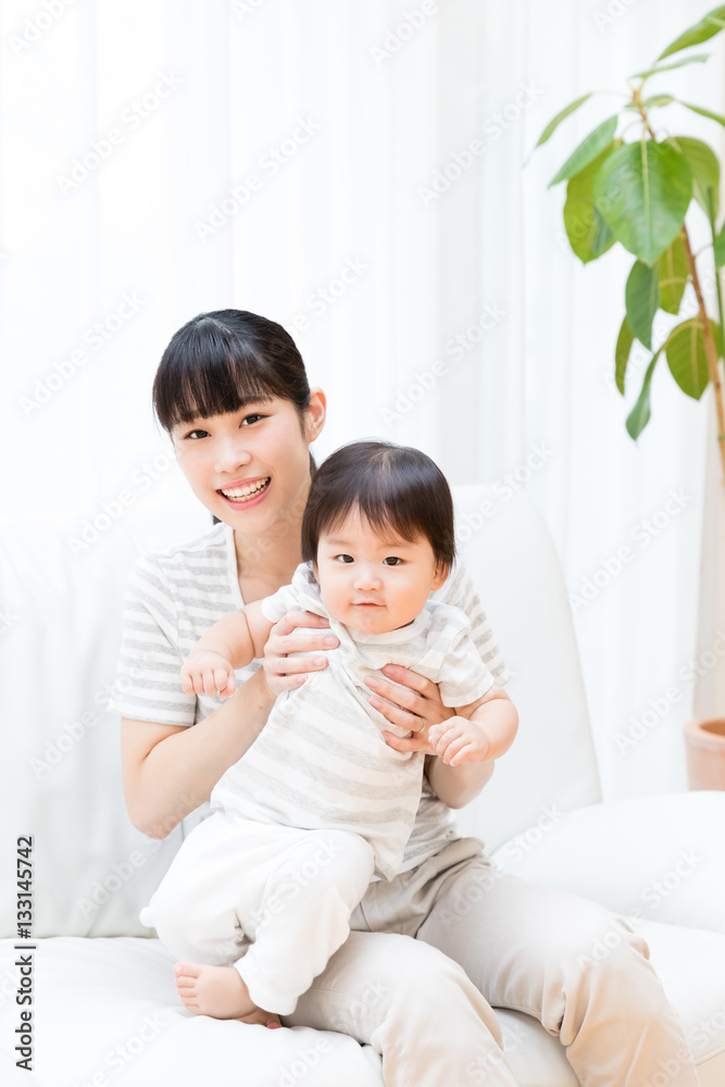 亚洲婴儿和母亲放松的画像