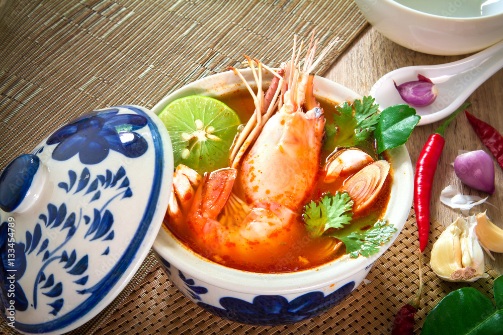 近距离亚洲麻辣汤，碗里有虾，著名的泰国foo