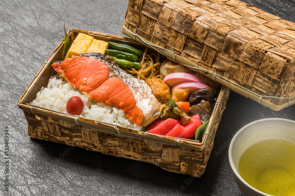 焼鮭のお弁当　Lunch box of roasted salmon