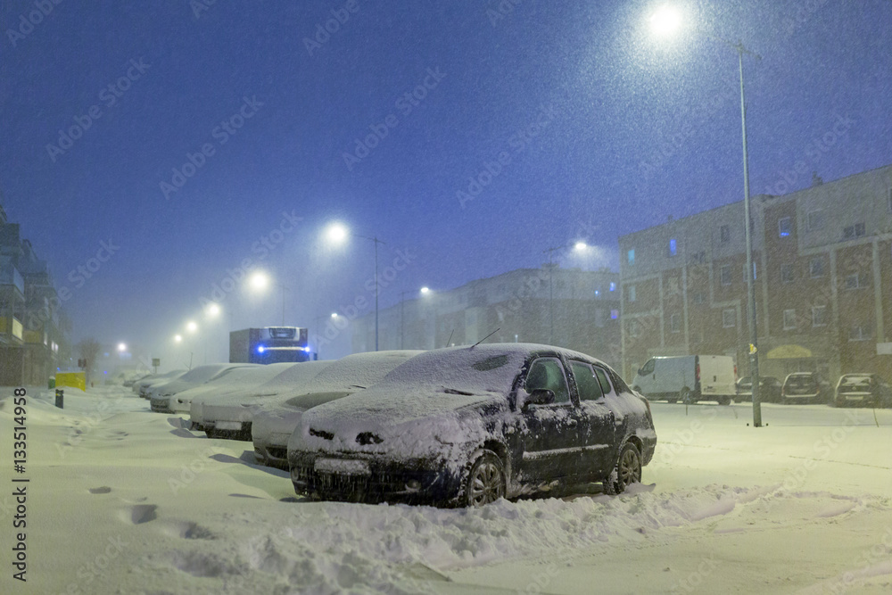 波兰冬季降雪后的雪地街道上有汽车