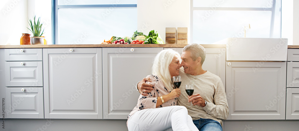 厨房地板上的老年夫妇