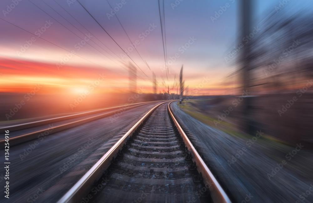 日落时的铁路在运动。印第安纳州彩色蓝天背景下的火车站具有运动模糊效果