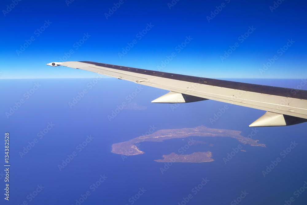 希腊圣托里尼火山岛和机翼鸟瞰图