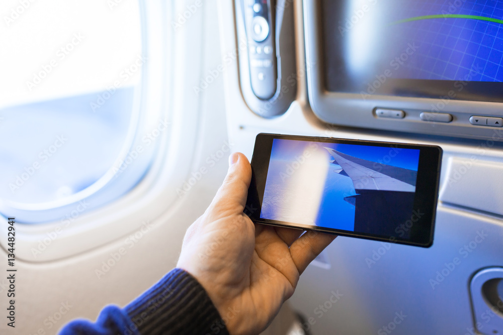 在飞行中用智能手机看电影