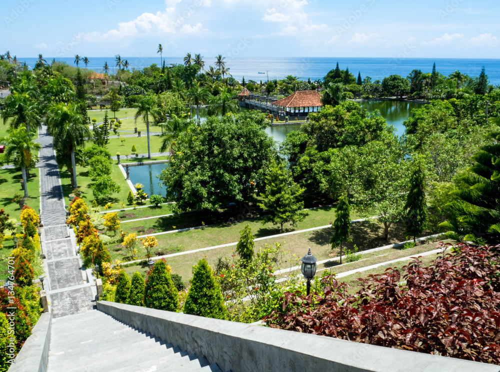 印度尼西亚巴厘岛，2016年11月。乌戎水上宫殿是一个美丽的公园，周围有大鱼塘。