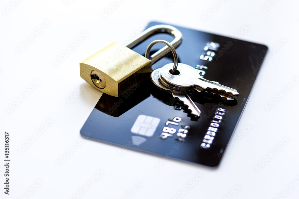 带锁的信用卡关闭-网上购物