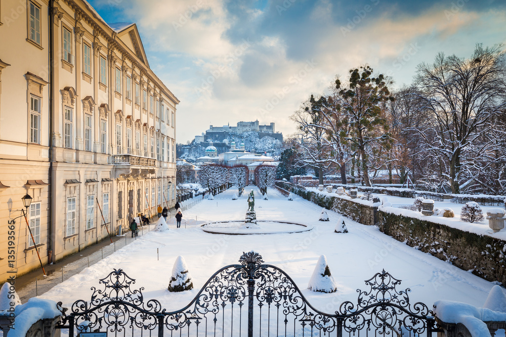 奥地利冬季的萨尔茨堡米拉贝尔花园与霍亨萨尔茨堡堡垒
