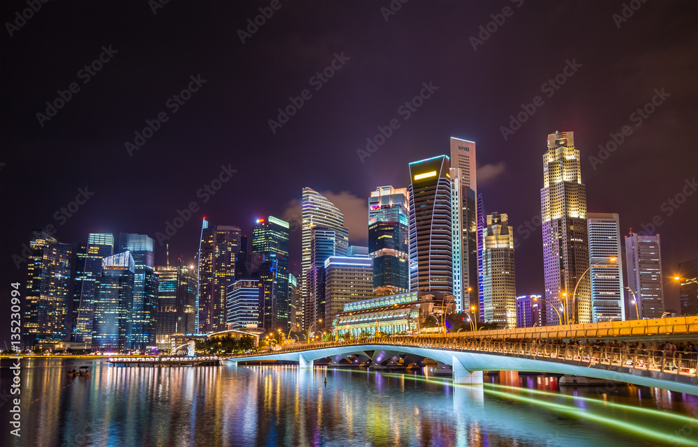 夜晚的新加坡城市天际线