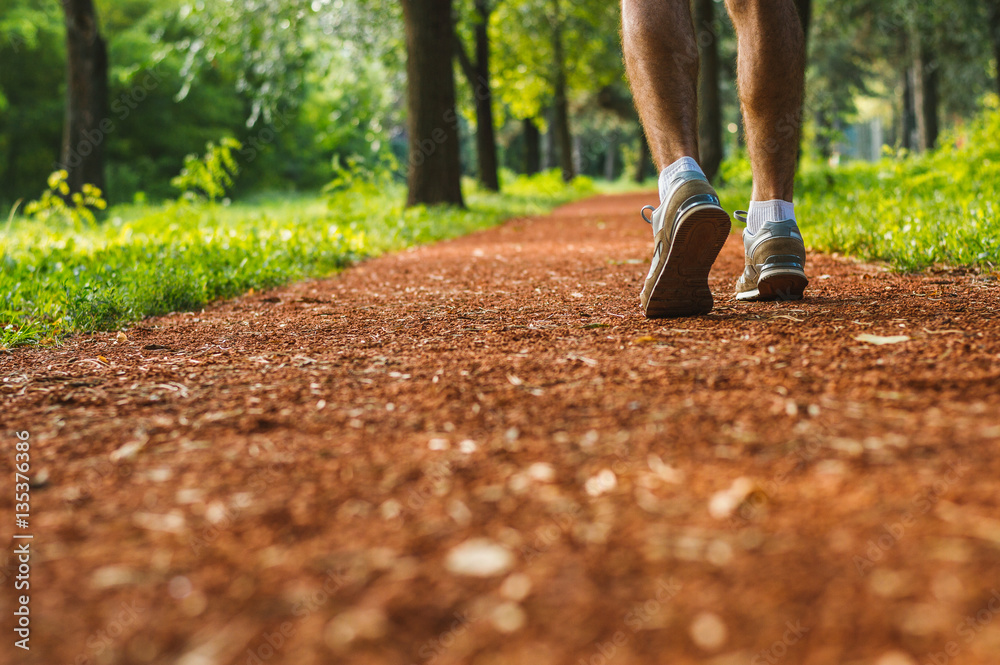 一名运动员沿着跑道跑步时的双脚和鞋子特写