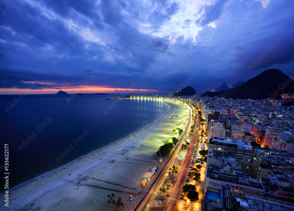 里约热内卢科帕卡巴纳海滩的黄昏之光
