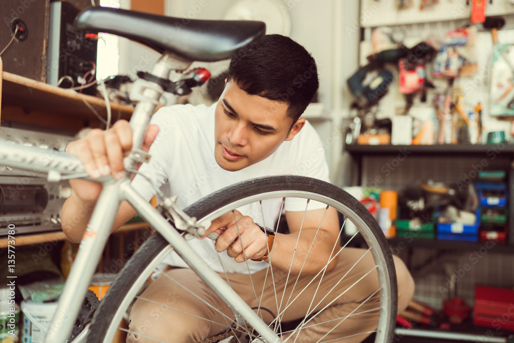 自行车修理工修理自行车
