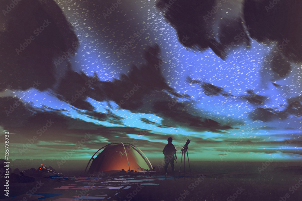 拿着望远镜的人站在帐篷旁，晚上看天空，插图画
