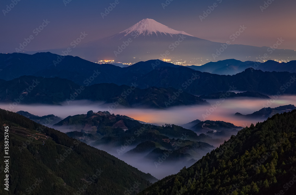 薄雾笼罩的夜晚富士山