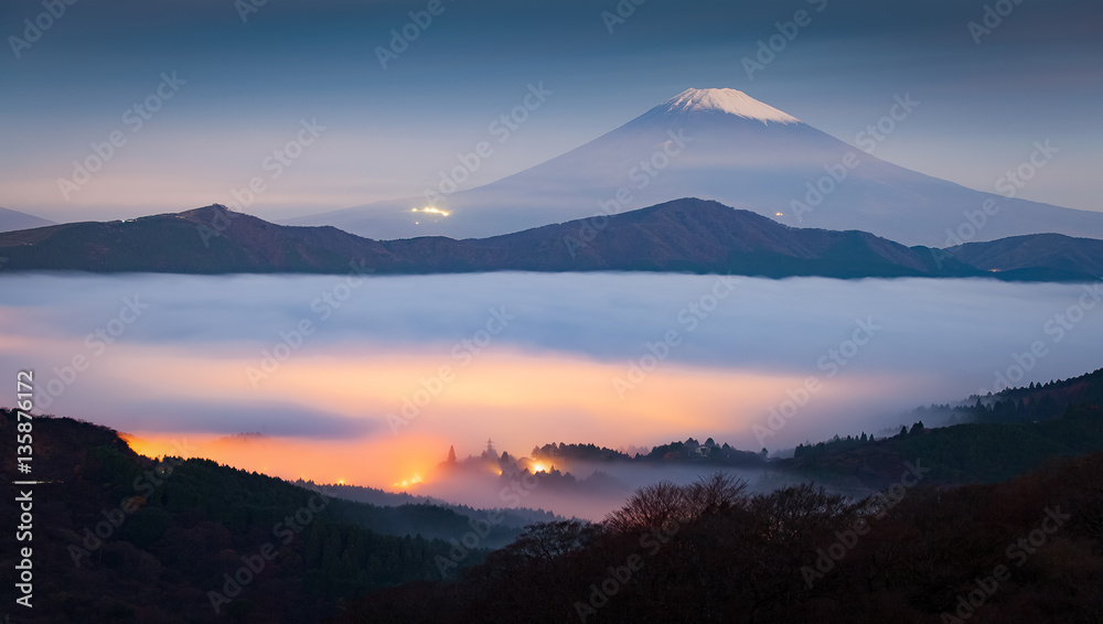 秋日清晨箱根阿什湖上方的富士山和薄雾之海