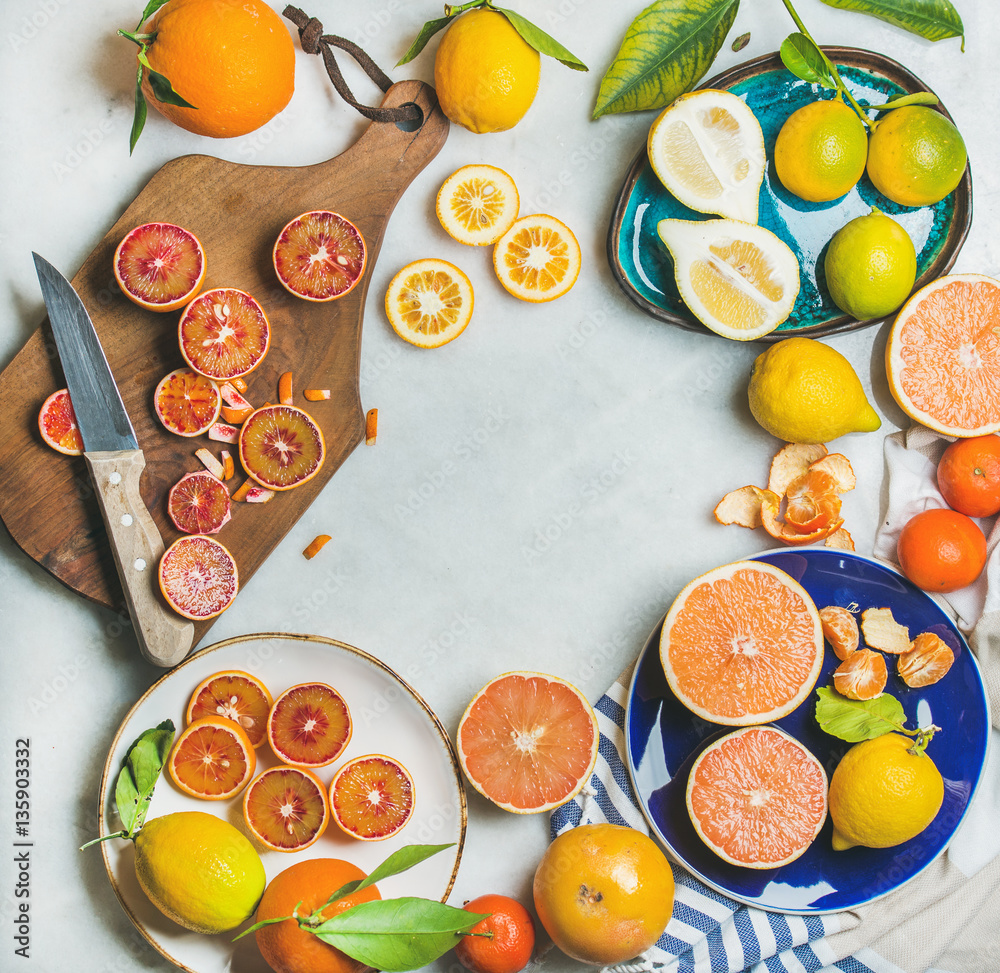 天然新鲜柑橘类水果放在乡村木板上，彩色陶瓷板放在灰色大理石桌子上b