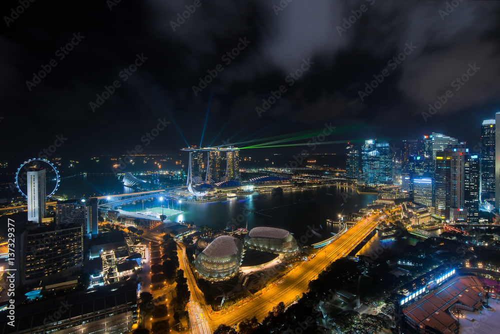 亚洲新加坡夜晚的新加坡商业区和城市鸟瞰图。