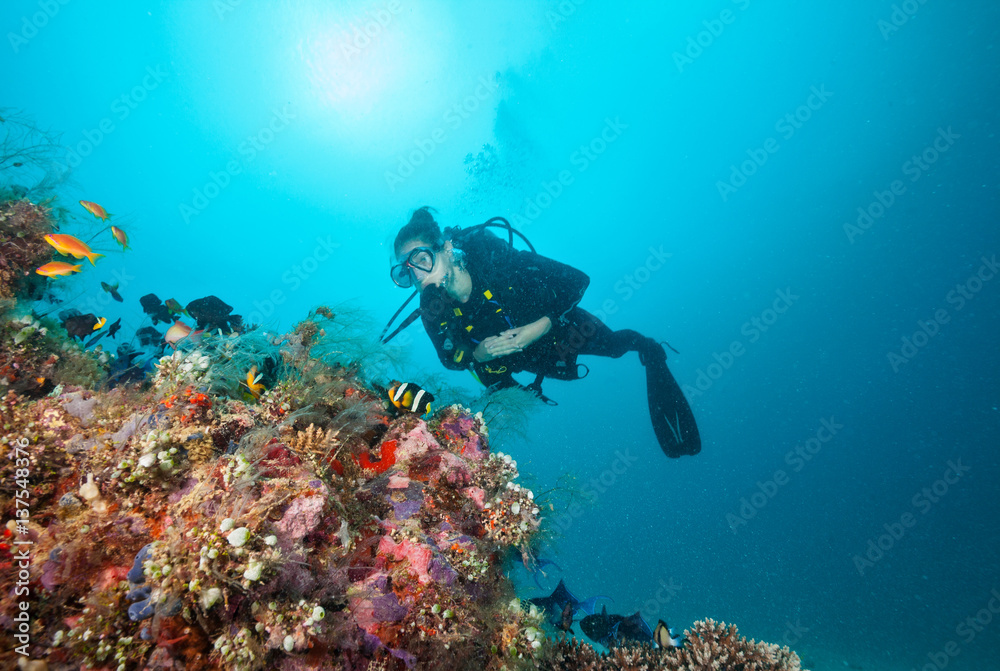 女子水肺潜水员探索海底