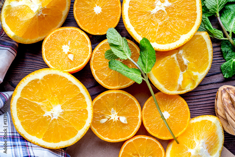 厨房餐桌上用水果和薄荷制作橙汁