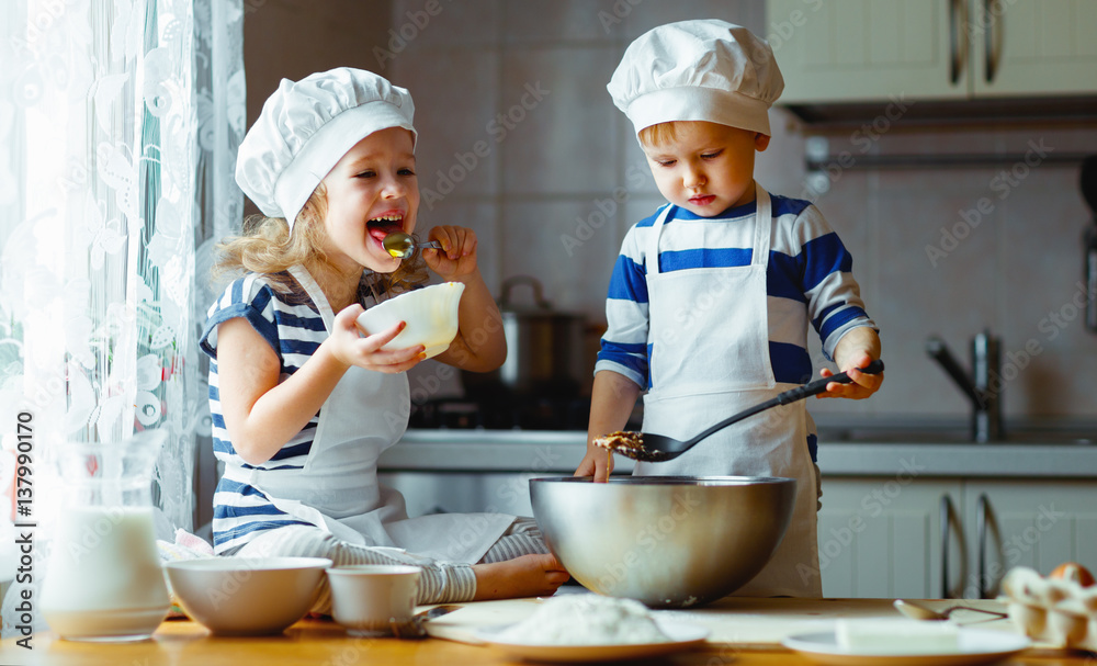 快乐家庭有趣的孩子在厨房烤饼干