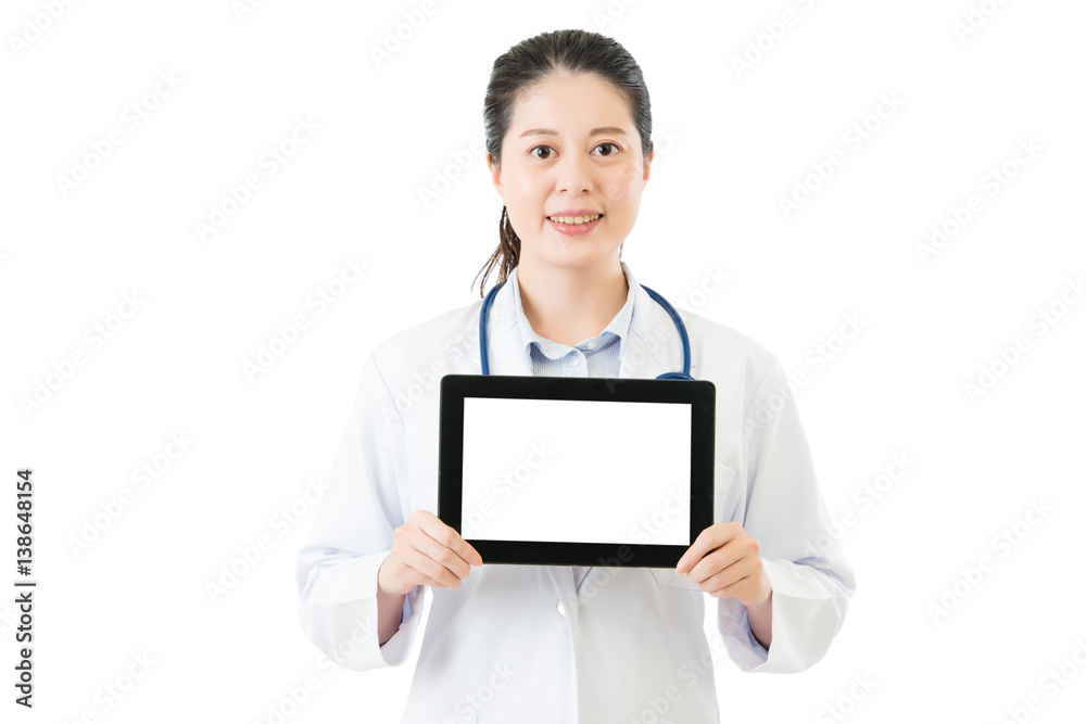 亚洲美容医生展示空白数字平板电脑