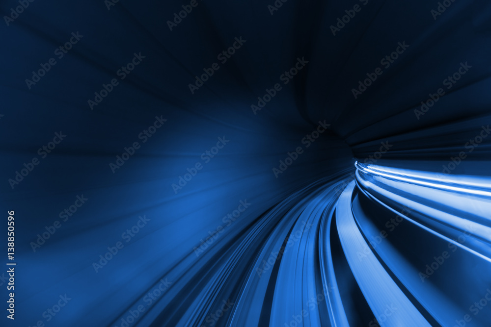 列车或地铁列车在隧道内移动的速度模糊运动。