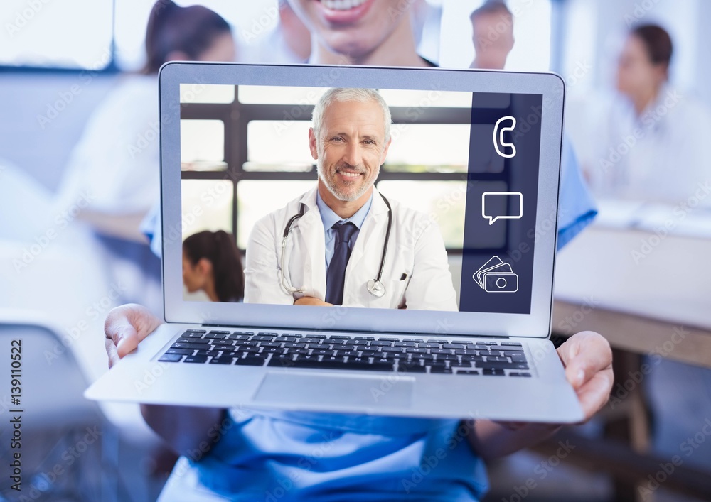视频通话屏幕上，一名妇女拿着笔记本电脑与医生在一起