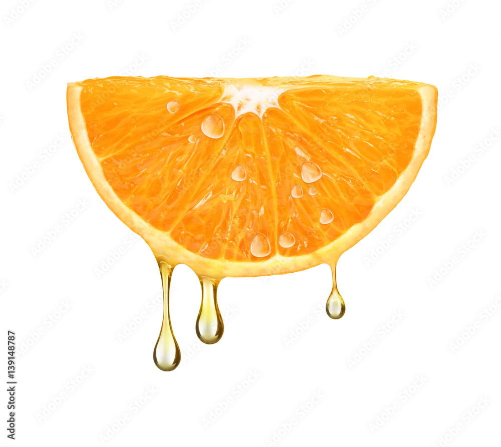 在白色背景下，从橙色中分离出来的果汁滴