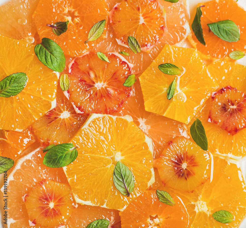 新鲜混合柑橘类水果沙拉配薄荷和蜂蜜，俯视图，特写。素食主义者，素食者，健康，