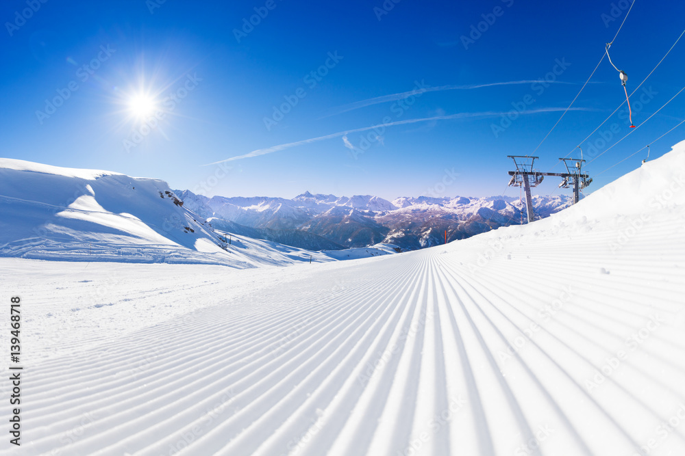 滑雪场斜坡上的雪猫新踪迹