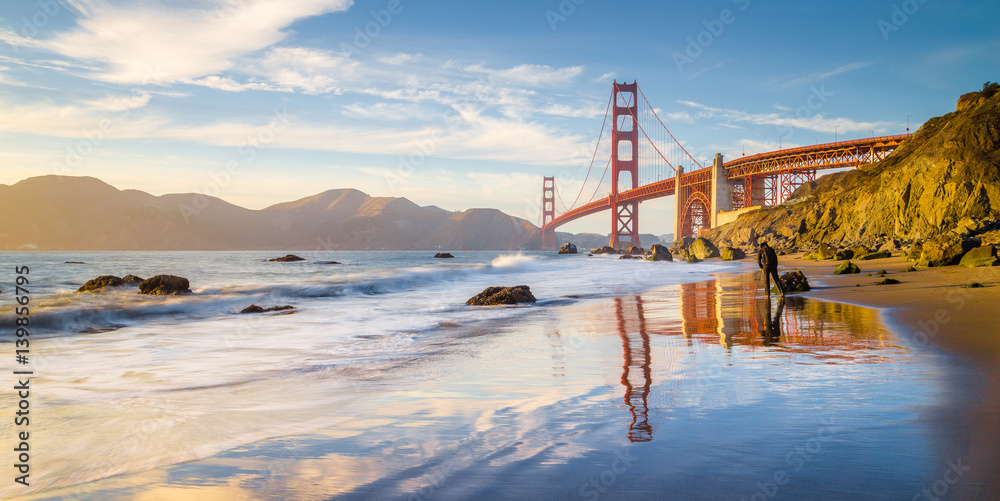 美国加利福尼亚州旧金山日落时的金门大桥