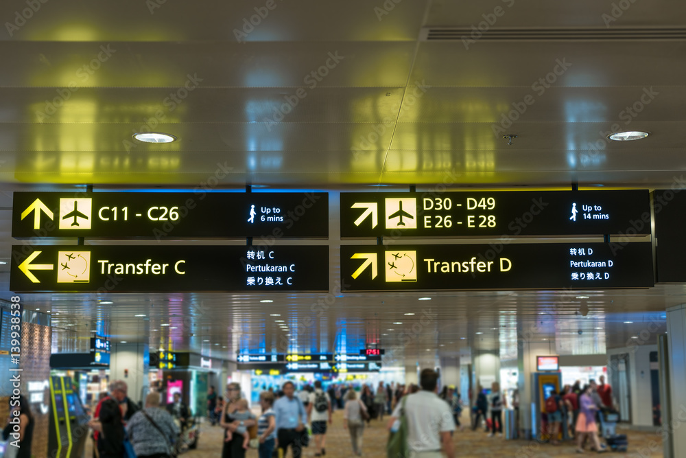 机场黄色信息标志，带a航站楼起飞和转机的登机口编号