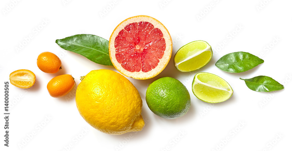 白色背景下的各种柑橘类水果