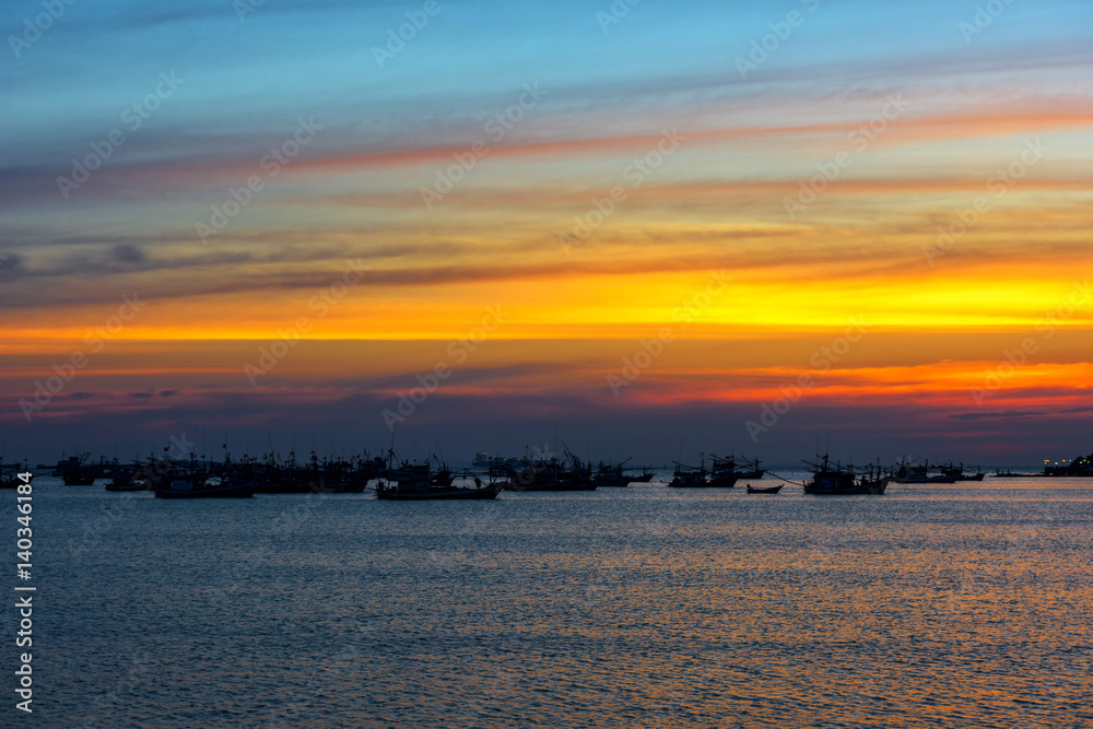 渔船漂浮在海里。阳光明媚的日落。鸟瞰图。俯视图。