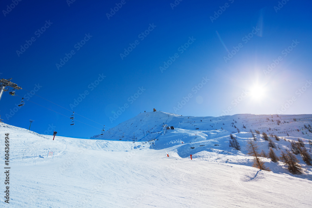 高山滑雪场美丽的山景