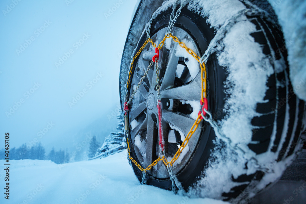 雪地上轮胎用带冰链的车轮