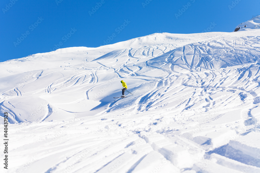 男子滑雪者在阳光明媚的日子里滑雪